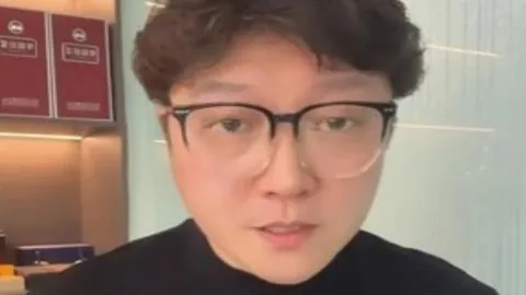 骑士队本赛季战绩惊艳，48胜10负领跑联盟，持平上赛季佳绩。