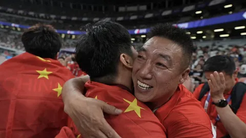英超征程：水晶宫以12胜10负领先，挑战不败传奇！